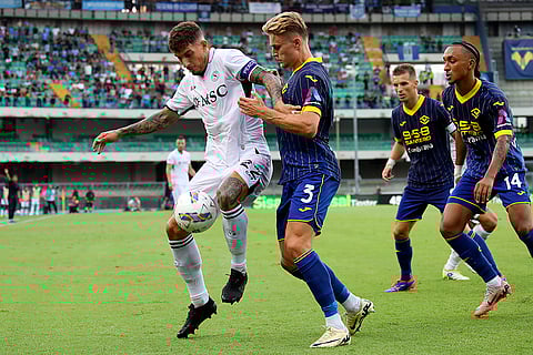 Serie A, Napoli vs Hellas Verona: Napoli's Giovanni Di Lorenzo, left, and Hellas Verona's Martin Frese fight for the ball